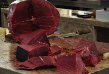 Thunfisch – gesund oder ungesund - Thunfisch, geschnitten, im Mercado dos Lavradores, Funchal, Madeira - BellsWelt
