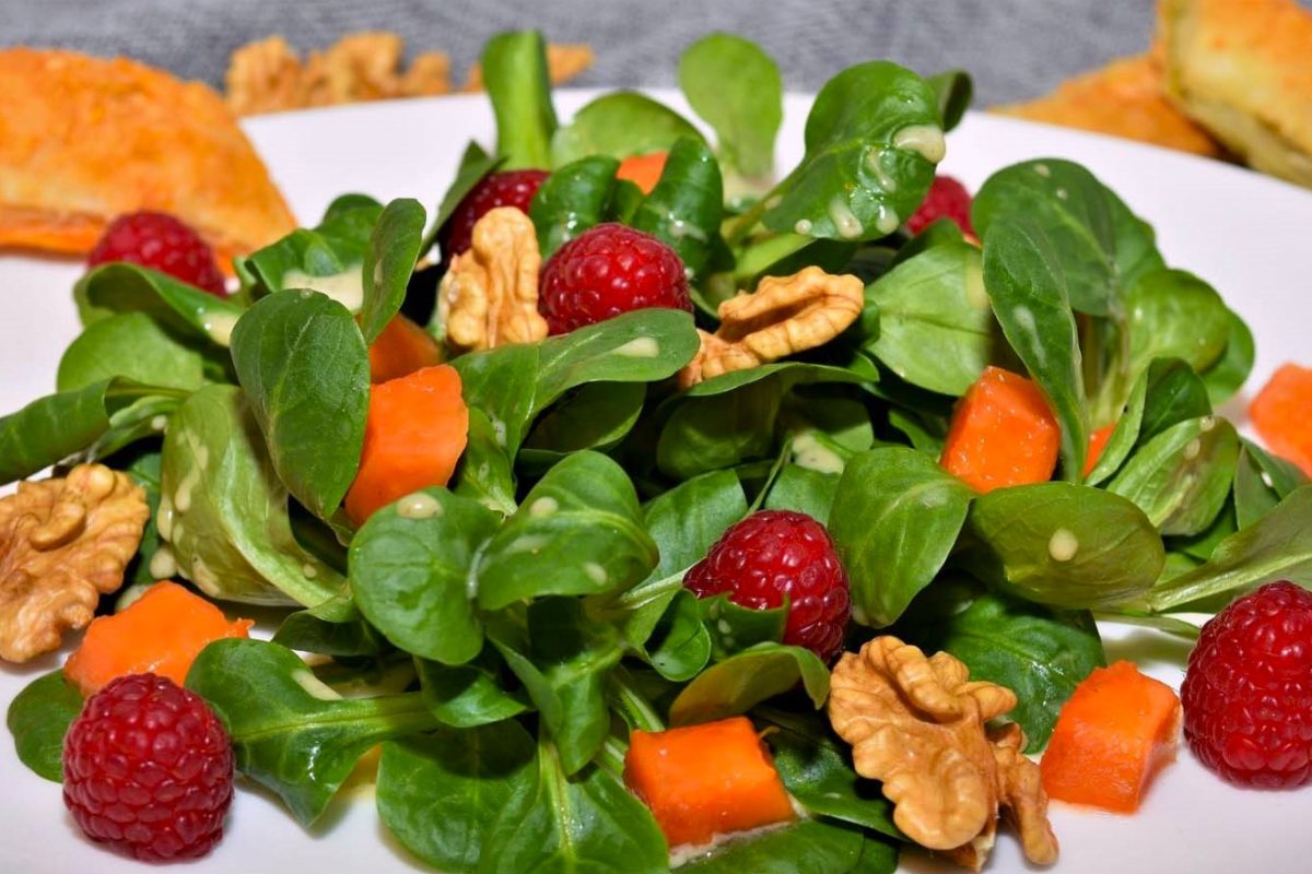 Feldsalat - für eine gesunde Ernährung - Feldsalat mit Früchten und Nüssen - BellsWelt